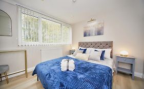 The Falcons Nest All Ensuite Self Check In And Out Luton Airport